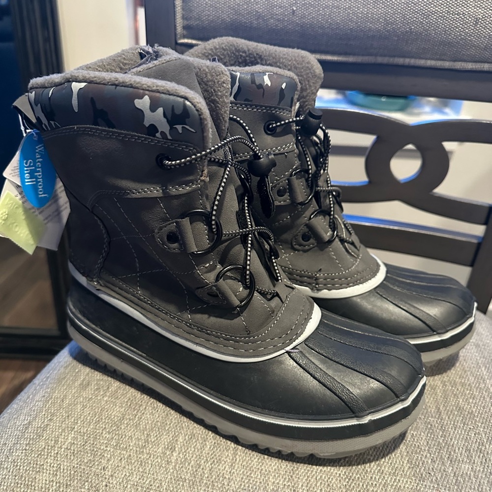 NWT boys Totes boots